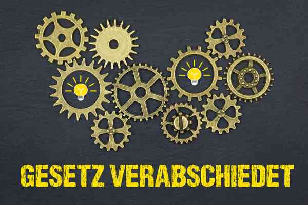 © magele-picture - stock.adobe.com Zahnräder über Schriftzug GESETZ VERABSCHIEDET