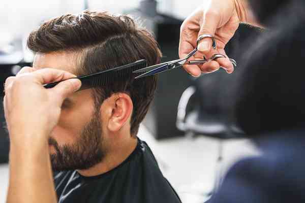 © Yakobchuk Olena - stock.adobe.com Ein Mann bekommt einen Haarschnitt